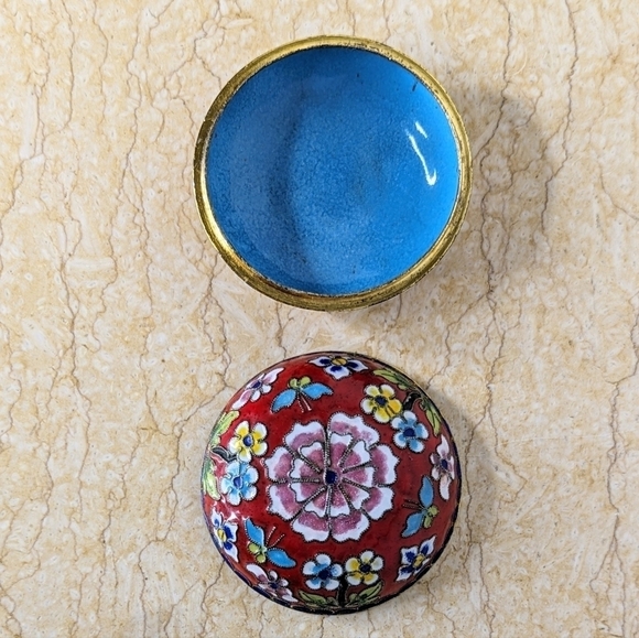 Vintage Cloisonne Round Metal Trinket Box Red With Floral Butterfly Details - Picture 11 of 15